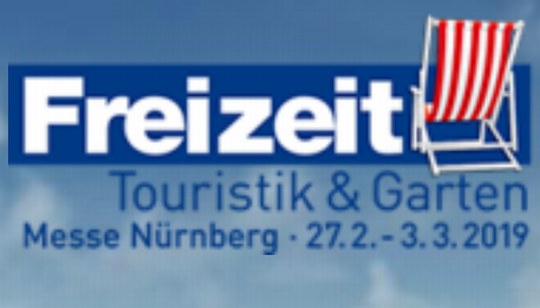 Auf dem Logo der Freizeit Messe Nürnberg steht auf blauem Hintergrund groß in weiß geschrieben 