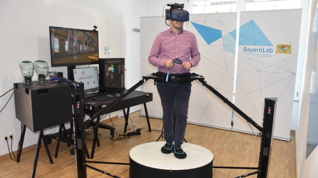  Virtualizer ,ein „Virtual-Reality-Laufband“, auf dem Sie mit realen Bewegungen durch virtuelle Welten laufen können, z.B. Schloss Neuschwanstein